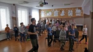 Sala, a na niej kilkadziesiąt młodych osób tańczących zgodnie ze wskazówkami prowadzącego zajęcia.