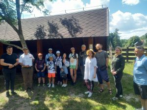 Grupa młodzieży i dzieci z dyrektorem BbPN oraz prowadzącymi warsztaty.