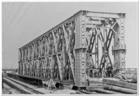 Z lewej strony widać prowizoryczny most - kładkę po której jeździły pociągi Maj 1958 roku fot: Jerzy Wiensko