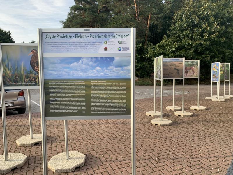 Zapraszamy do zwiedzania wystawy plenerowej pn. „Czyste Powietrze – Biebrza – Przeciwdziałanie Emisjom”